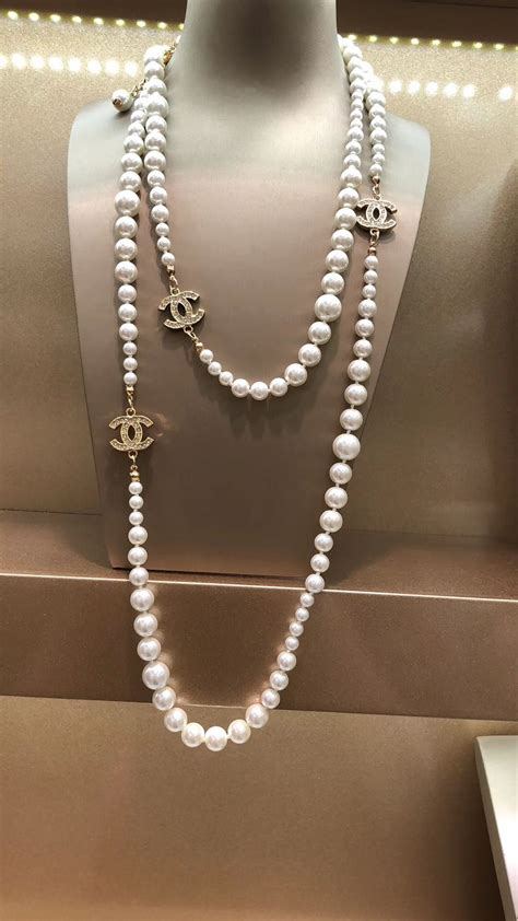 perły coco chanel|Coco Chanel pearls style.